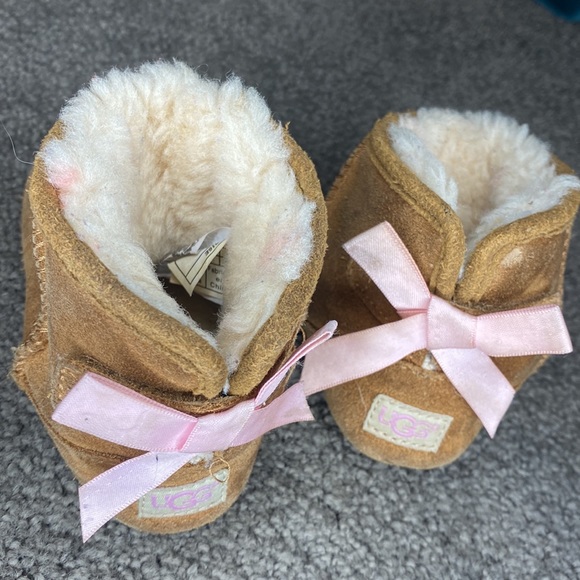 Ugg Bailey Bow Infant size 4/5 - Picture 5 of 8